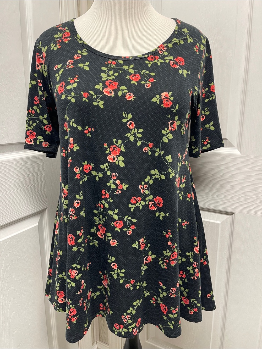 LuLaRoe Black Rose Perfect T Shirt Medium EUC